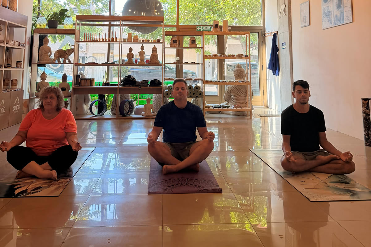 Clase de yoga para adultos en Amo Psicoyoga