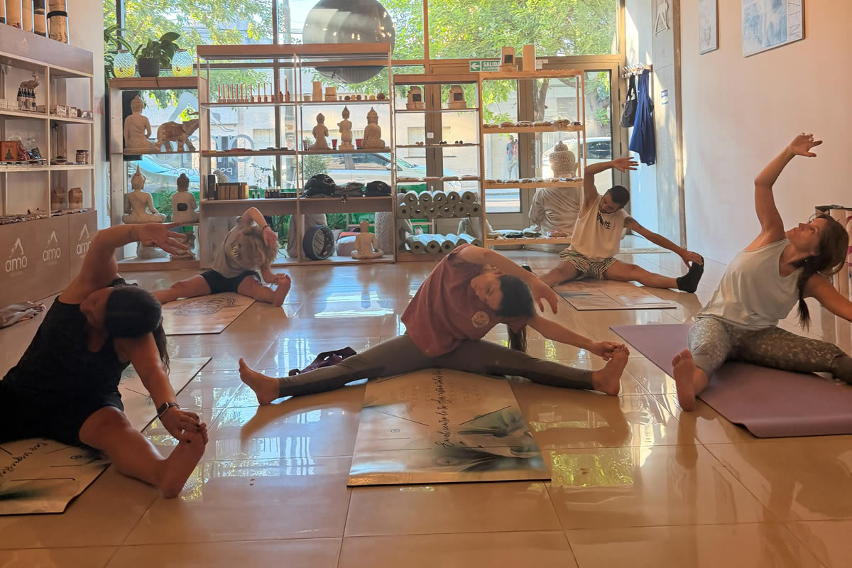 Clase de FEF, fuerza, elongación y flexibilidad, en Amo Psicoyoga