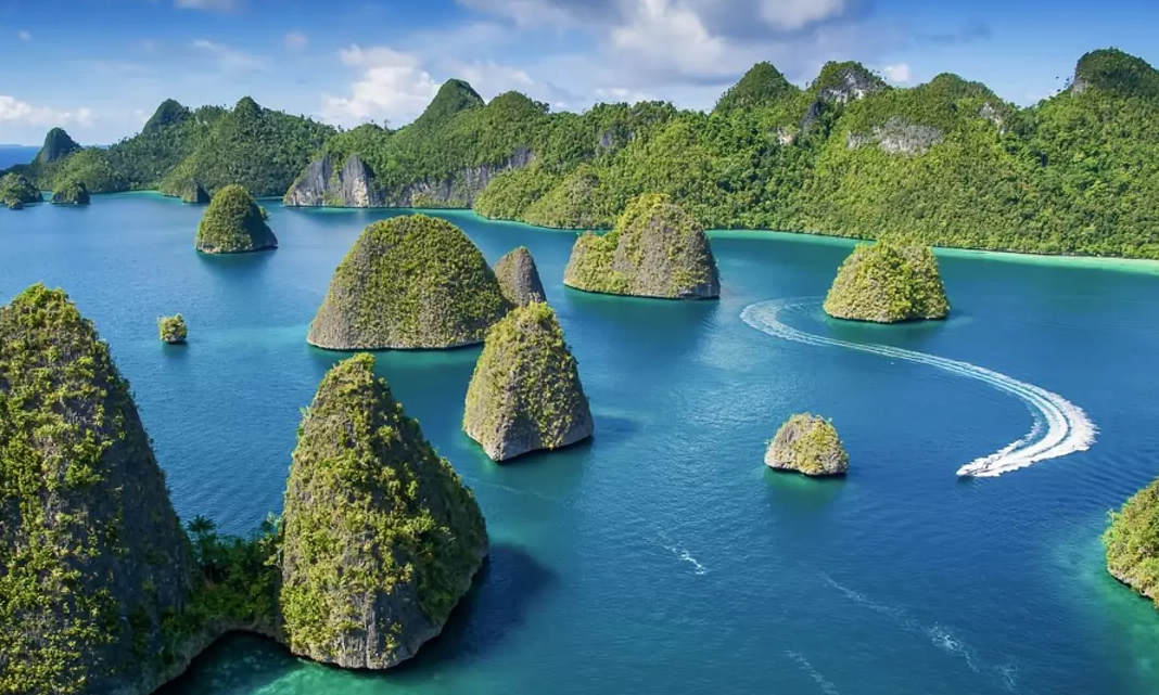 Islas de vegetación densa rodeadas de mar turquesa en Indonesia