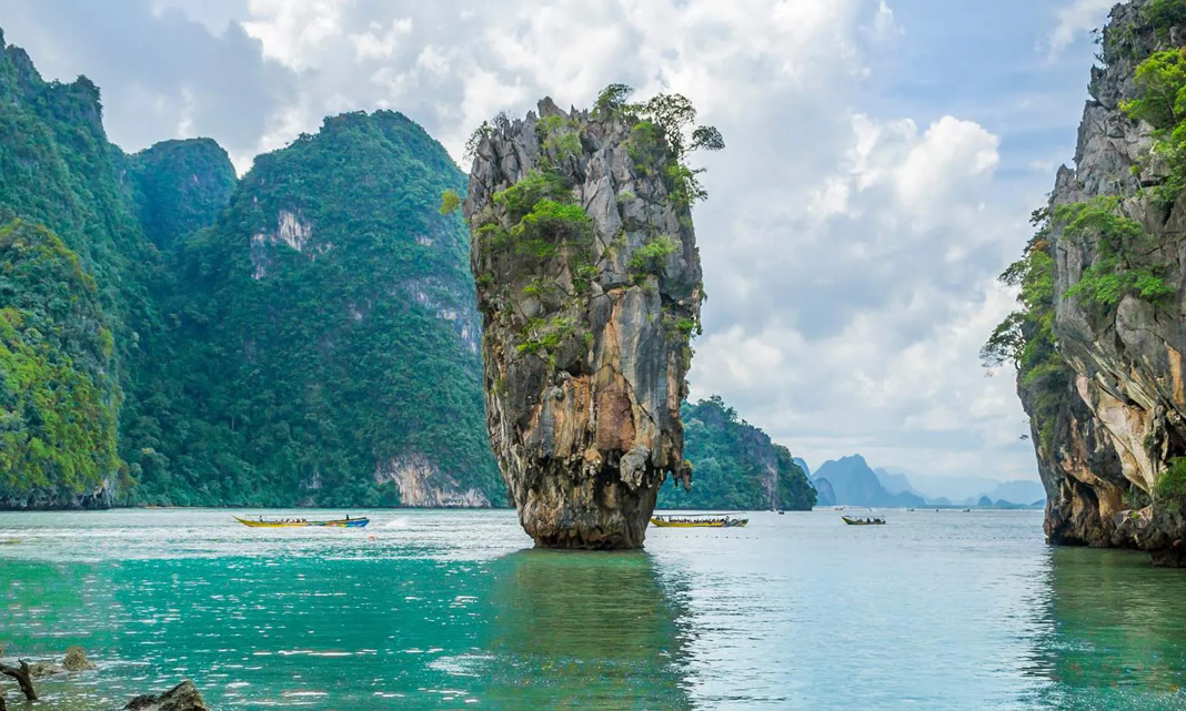 Bahía de aguas turquesa entre formaciones rocosas en Tailandia