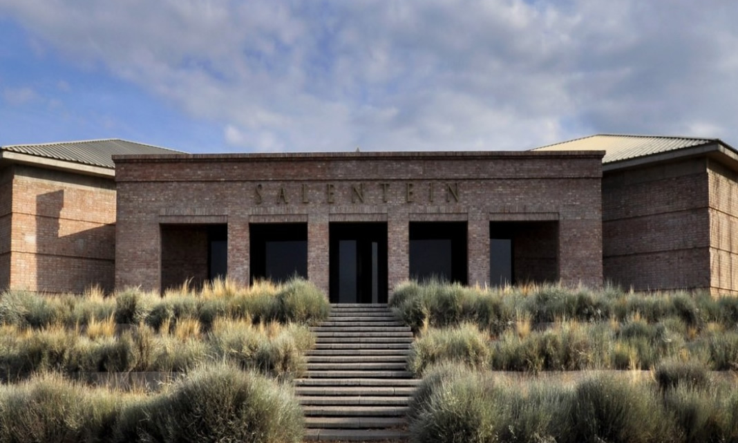 Fachada de ladrillo de Bodega Salentein entre pastizales