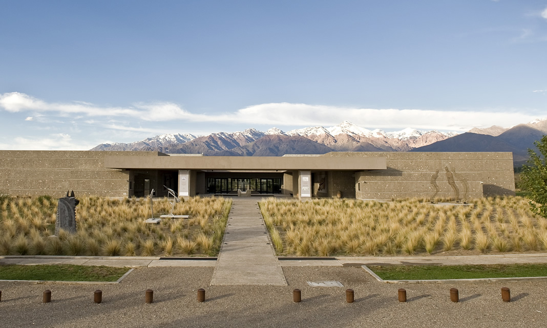 Arquitectura contemporánea de Salentein frente a la cordillera nevada
