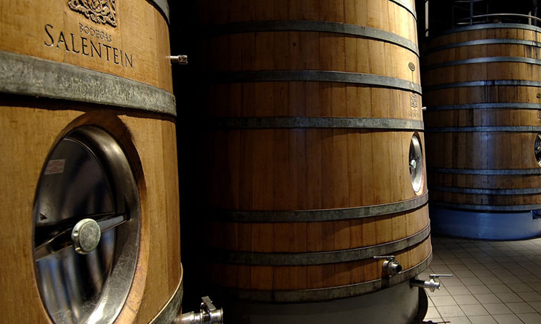Toneles de roble en el interior de Bodega Salentein